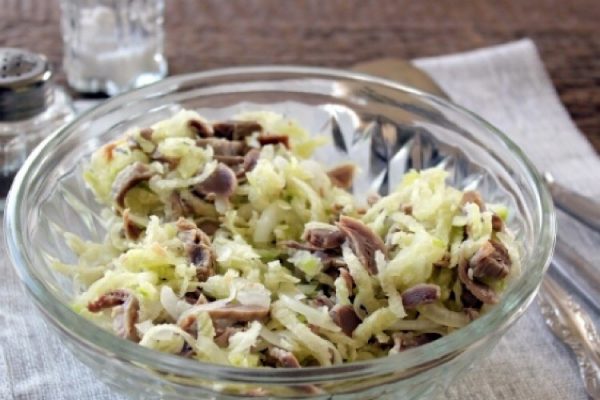 Салат из куриных желудков с редькой